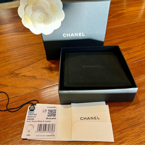 🤍CHANEL CC Pearl & Crystal 20B Bracelet🤍 - Picture 2 of 7